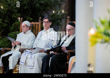 Berlin, Allemagne. 24 décembre 2023. L'imam Osman Örs (de gauche à droite), le pasteur Gregor Hohberg et le rabbin Andreas Nachama prennent part à un service de Noël de la « Maison de l'un » interconfessionnelle avec des invités juifs et musulmans à Saint Église de Marie sur Alexanderplatz. Crédit : Christoph Soeder/dpa/Alamy Live News Banque D'Images