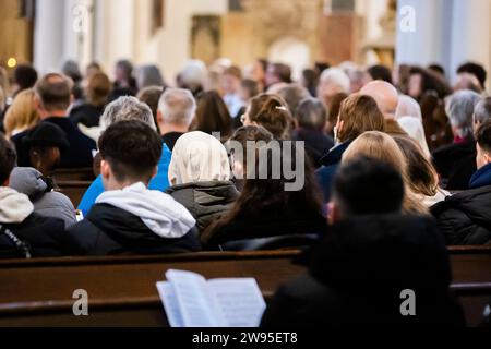 Berlin, Allemagne. 24 décembre 2023. Une femme portant un foulard prend part au service de la veille de Noël de la « Maison de l'un » interconfessionnelle avec des invités juifs et musulmans à Saint Église de Marie sur Alexanderplatz. Crédit : Christoph Soeder/dpa/Alamy Live News Banque D'Images