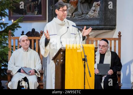 Berlin, Allemagne. 24 décembre 2023. L'imam Osman Örs (de gauche à droite), le pasteur Gregor Hohberg et le rabbin Andreas Nachama prennent part à un service de Noël de la « Maison de l'un » interconfessionnelle avec des invités juifs et musulmans à Saint Église de Marie sur Alexanderplatz. Crédit : Christoph Soeder/dpa/Alamy Live News Banque D'Images