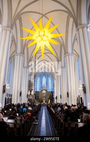 Berlin, Allemagne. 24 décembre 2023. Les fidèles se sont réunis pour les Vêpres de Noël à la « Maison de l'un » interconfessionnelle avec des invités juifs et musulmans à Saint Église de Marie sur Alexanderplatz. Crédit : Christoph Soeder/dpa/Alamy Live News Banque D'Images