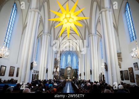 Berlin, Allemagne. 24 décembre 2023. Les fidèles se sont réunis pour les Vêpres de Noël à la « Maison de l'un » interconfessionnelle avec des invités juifs et musulmans à Saint Église de Marie sur Alexanderplatz. Crédit : Christoph Soeder/dpa/Alamy Live News Banque D'Images