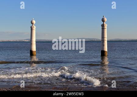 Quai de la fin du 18e siècle avec 2 colonnes (Cais das Colunas) flanquant des marches en marbre au bord du Tage à Lisbonne, Portugal. Banque D'Images