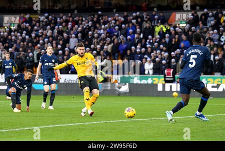 Matt Doherty des Wolverhampton Wanderers marque le deuxième but de leur équipe lors du match de Premier League au Molineux Stadium, Wolverhampton. Date de la photo : dimanche 24 décembre 2023. Banque D'Images