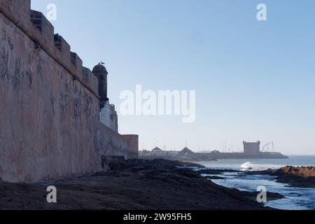 Côte rocheuse avec les remparts de la médina à Essaouira, Maroc. 23 décembre 2023 Banque D'Images