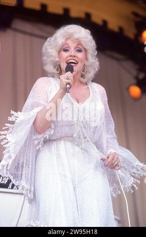 Superstar Dolly Parton se produisant sur scène lors d'un concert lors de sa tournée Midwest 1978, elle semble s'amuser et passer un bon moment. Banque D'Images