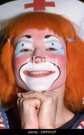 Portrait en gros plan de 1979 de Ringling Brother clown Peggy Williams lors d'auditions de clown College au Nassau Coliseum à Uniondale, long Island, New York. En 1970, elle a été la première femme diplômée du programme à se rendre au grand spectacle. Banque D'Images