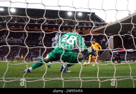 Matt Doherty des Wolverhampton Wanderers marque le deuxième but de leur équipe du match devant le gardien de Chelsea Djordje Petrovic lors du match de Premier League au Molineux Stadium, Wolverhampton. Date de la photo : dimanche 24 décembre 2023. Banque D'Images