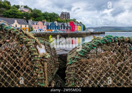 Pots de homard sur le mur du port de Tobermory, île de Mull dans les Hébrides intérieures, Écosse, Royaume-Uni Banque D'Images