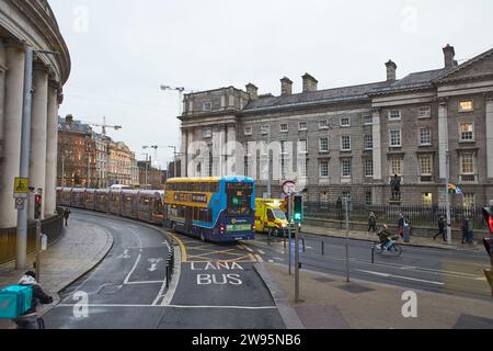 Dublin, Irlande - 11.19.2021 : rues de Dublin avec voitures, piétons et cyclistes. Banque D'Images