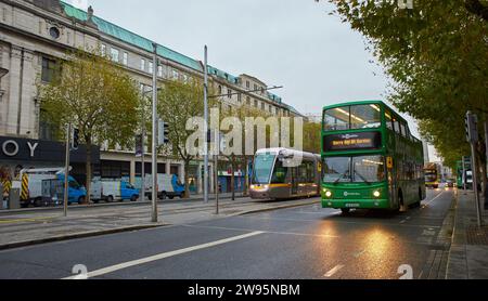 Dublin, Irlande - 11.19.2021 : rues de Dublin avec voitures, piétons et cyclistes. Banque D'Images