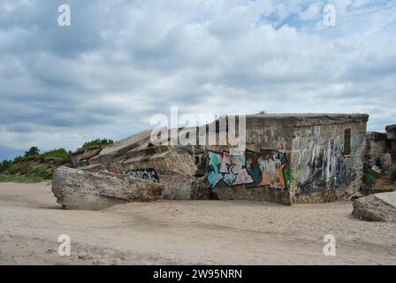 Graffiti coloré sur le bunker abandonné des forts du Nord à Liepaja, Lettonie Banque D'Images