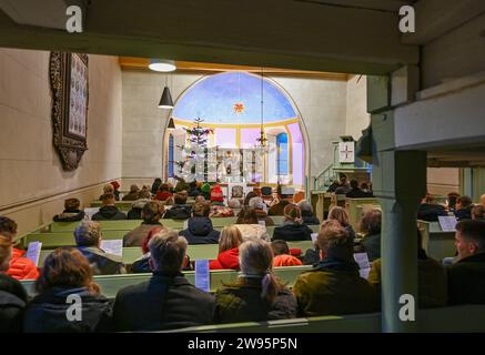 Sieversdorf, Allemagne. 24 décembre 2023. Les Vêpres de Noël ont lieu dans l'église protestante du village le jour de Noël. La veille de Noël, plusieurs services sont offerts dans presque toutes les églises protestantes. Dans la petite église du village de Sieversdorf, des Vêpres de Noël avec une pièce de nativité ont lieu chaque après-midi de Noël. Des chants bien connus sont chantés et des prières sont dites. Des enfants et des jeunes des villages environnants jouent le jeu de la nativité. Crédit : Patrick Pleul/dpa/Alamy Live News Banque D'Images