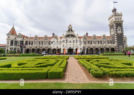 La gare de Dunedin avec la place Anzac au premier plan Banque D'Images