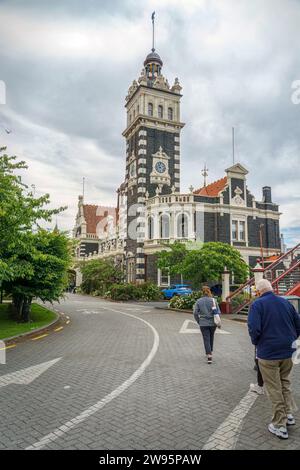 L'extrémité de la tour de l'horloge de la gare de Dunedin avec la place Anzac au premier plan Banque D'Images