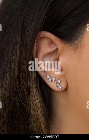 Femme portant de belles boucles d'oreilles avec zircone. Beau cadeau de Saint-Valentin. Banque D'Images