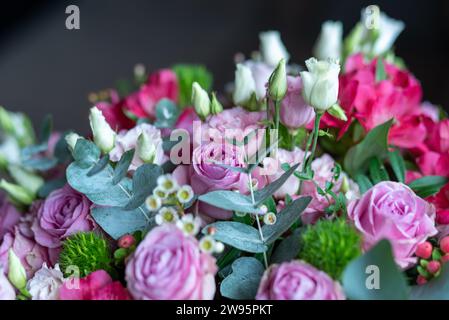Un bouquet coloré de fleurs différentes, des fleurs de différentes formes, couleurs et tailles Banque D'Images
