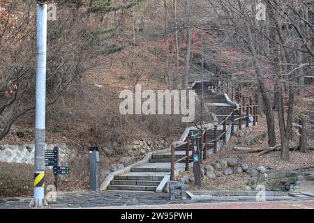 Escalier en pierre au début du sentier de randonnée Namsan Dulle-gil menant à la montagne Namsan Banque D'Images