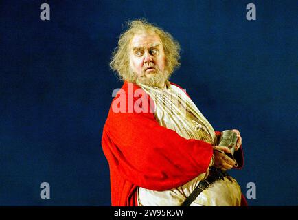 Bryn Terfel (Sir John Falstaff) in FALSTAFF at the Royal Opera, Covent Garden, Londres WC2 11/02/2003 musique : Giuseppe Verdi livret : Arrigo Boito chef d'orchestre : Antonio Pappano design : Paul Brown éclairage : Thomas Webster mouvement : Duncan MacFarland réalisateur original : Graham Vick réalisateur de renouveau : Jeremy Sutcliffe Banque D'Images