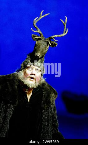 Bryn Terfel (Sir John Falstaff) in FALSTAFF at the Royal Opera, Covent Garden, Londres WC2 11/02/2003 musique : Giuseppe Verdi livret : Arrigo Boito chef d'orchestre : Antonio Pappano design : Paul Brown éclairage : Thomas Webster mouvement : Duncan MacFarland réalisateur original : Graham Vick réalisateur de renouveau : Jeremy Sutcliffe Banque D'Images