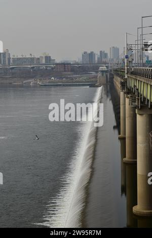 Eau qui coule sur le déversoir libre sous le pont Jamsil dans le district de Songpa Banque D'Images