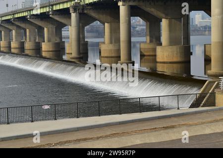 Eau qui coule sur le déversoir libre sous le pont Jamsil dans le district de Songpa Banque D'Images