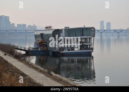 Un restaurant chinois flottant sur la rivière Han a accosté à côté du parc Jamsil Hangang Banque D'Images