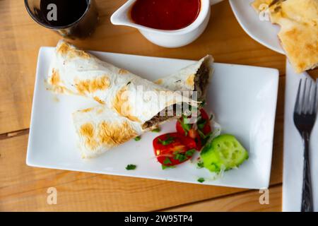 Cuisine géorgienne. Juteux lula kebab à base de viande et d'épices. Servir des plats dans le restaurant à pita Banque D'Images