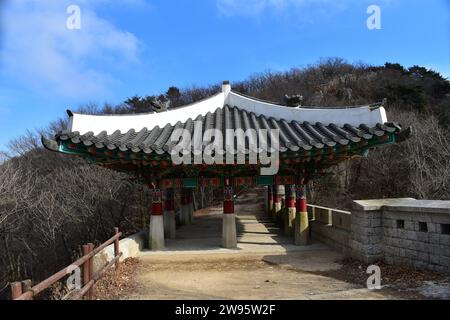 Bâtiment coréen traditionnel Daenammun Gate, une partie de l'ancien mur de fortification en pierre qui longe les crêtes montagneuses dans le parc national de Bukhansan Banque D'Images