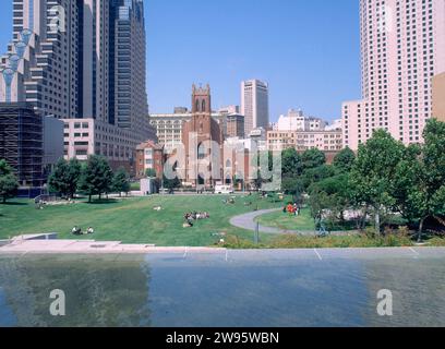 EXPLANADA DE LOS 'JADINES DE YERBA BUENA' CON LA IGLESIA DE SAN PATRICIO AL FONDO. EMPLACEMENT : JARDINS YERBA BUENA. California-San Francisco. Banque D'Images