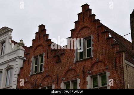 Façades médiévales classiques de maisons dans le vieux centre-ville de Bruges Banque D'Images