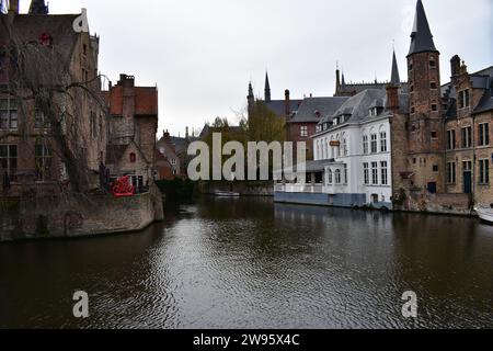 Une vue sur un canal et les maisons médiévales environnantes dans le centre-ville de Bruges Banque D'Images