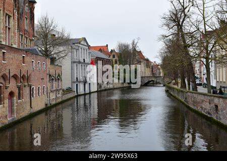 Une vue sur un canal et les maisons médiévales environnantes dans le centre-ville de Bruges Banque D'Images