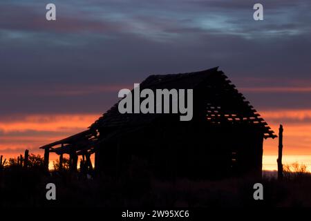 Lever de soleil de ranch abandonné, comté de San Juan, Utah Banque D'Images