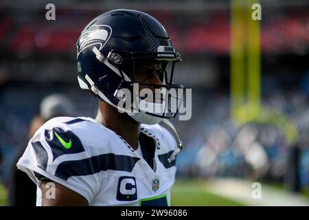 24 décembre 2023 : le quarterback des Seattle Seahawks Geno Smith (7 ans) quitte le terrain contre les Tennessee Titans lors de la première moitié d'un match de la NFL entre les Seattle Seahawks et les Tennessee Titans au Nissan Stadium de Nashville TN Steve Roberts/CSM Banque D'Images