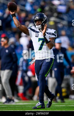 24 décembre 2023 : le quarterback Geno Smith (7) des Seattle Seahawks lance contre les Tennessee Titans lors de la première moitié d'un match de la NFL entre les Seattle Seahawks et les Tennessee Titans au Nissan Stadium de Nashville TN Steve Roberts/CSM Banque D'Images