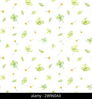 Motif sans couture printemps avec des fleurs jaunes et des feuilles de trèfle vert. Plantes dans un style transparent. Illustration aquarelle isolée sur blanc. Banque D'Images