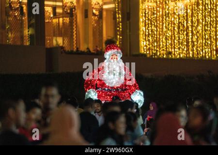 Colombo, Colombo, Sri Lanka. 24 décembre 2023. Les gens qui regardent les décorations de Noël à Colombo (image de crédit : © Kenula Pathirathna/ZUMA Press Wire) USAGE ÉDITORIAL SEULEMENT! Non destiné à UN USAGE commercial ! Banque D'Images