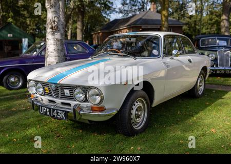 1972 Alfa Romeo 2000 GT Veloce, exposée au Bicester Heritage Scramble le 8 octobre 2023. Banque D'Images