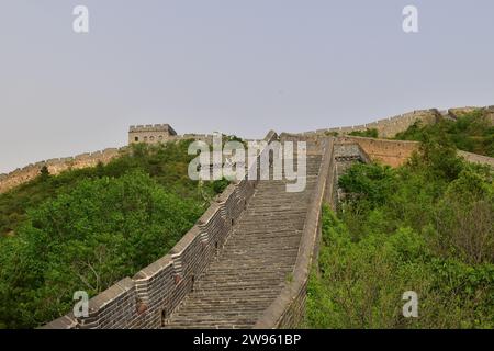 Escalier en pierre longeant la partie supérieure de la Grande Muraille de Chine dans la zone touristique de la Grande Muraille de Jinshanling Banque D'Images