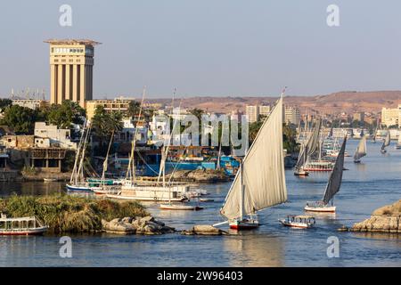 Felouques sur le Nil à Assouan, Egypte, Afrique du Nord Banque D'Images