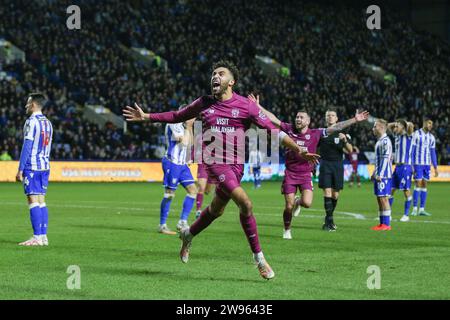 Sheffield, Royaume-Uni. 23 décembre 2023. L'attaquant de Cardiff City KION Etete (9 ans) marque un BUT 1-2 et célèbre le défenseur de Sheffield Wednesday Akin Famewo (23 ans) lors du match du championnat EFL de Sheffield Wednesday FC contre Cardiff City FC Sky BET au Hillsborough Stadium, Sheffield, Angleterre, Royaume-Uni, le 23 décembre 2023 crédit : toutes les secondes Media/Alamy Live News Banque D'Images