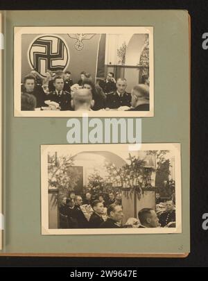 Noël à la Reichsbahn, Anonyme, 1943 Photography Album Magazine avec deux photos de la célébration de la fête de Noël à la Deutsche Reichsbahn le 17 décembre 1943. Photos des tables avec invités. Les deux photos ont le drapeau swastika avec l'aigle et le symbole des chemins de fer à l'arrière du mur. Probablement dans le Stadsschouwburg à Utrecht. Fait partie de l'album photo Deutsche Reichsbahn, 1943-1944. Support photographique Utrecht. Carton gélatine argentée impression Noël (célébration non liturgique) Utrecht. Stadsschouwburg Banque D'Images