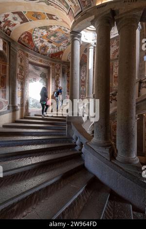 Palazzo Farnese, l'escalier principal ou Scala Regia, une gracieuse spirale de marches soutenue par des paires de colonnes ioniques. Fresques d'Antonio Tempesta. Banque D'Images