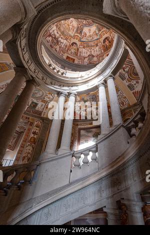 Palazzo Farnese, l'escalier principal ou Scala Regia, une gracieuse spirale de marches soutenue par des paires de colonnes ioniques. Fresques d'Antonio Tempesta. Banque D'Images