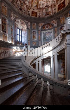 Palazzo Farnese, l'escalier principal ou Scala Regia, une gracieuse spirale de marches soutenue par des paires de colonnes ioniques. Fresques d'Antonio Tempesta. Banque D'Images