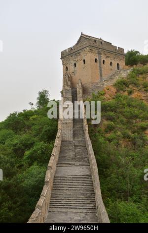 Escalier en pierre longeant la partie supérieure de la Grande Muraille de Chine dans la zone touristique de la Grande Muraille de Jinshanling Banque D'Images