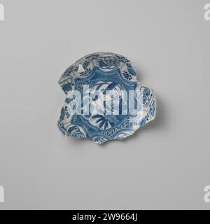 Plat fragmenté de porcelaine chinoise de l'épave de l'Indien oriental néerlandais Witte Leeuw, anonyme, avant 1613 plaque (plats) fragment signe de V.O.C. navire de 'Witte Leeuw', 45 présent. Jingdezhen os chine (matériel) Sint-Helena Banque D'Images