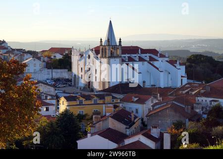 Église de Saint Vincent, fondée en 1149, reconstruite au 16e siècle, vue au coucher du soleil depuis le château d'Abrantes, Portugal Banque D'Images