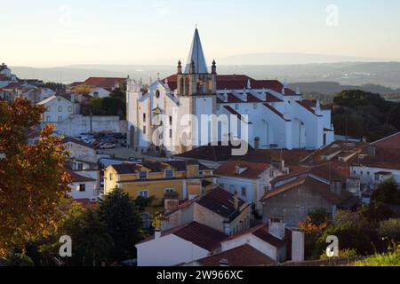 Église de Saint Vincent, fondée en 1149, reconstruite au 16e siècle, vue au coucher du soleil depuis le château d'Abrantes, Portugal Banque D'Images