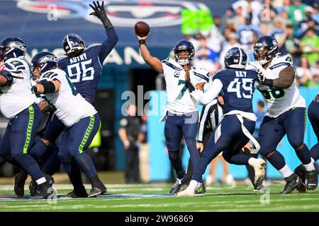 24 décembre 2023 : le quarterback Geno Smith (7 ans) des Seattle Seahawks lance une passe contre les Tennessee Titans lors de la première moitié d'un match de la NFL entre les Seattle Seahawks et les Tennessee Titans au Nissan Stadium de Nashville TN Steve Roberts/CSM Banque D'Images